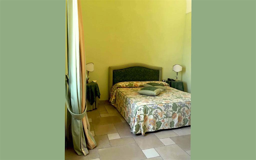Hotel Saraceno Al Faro Taranto Esterno foto